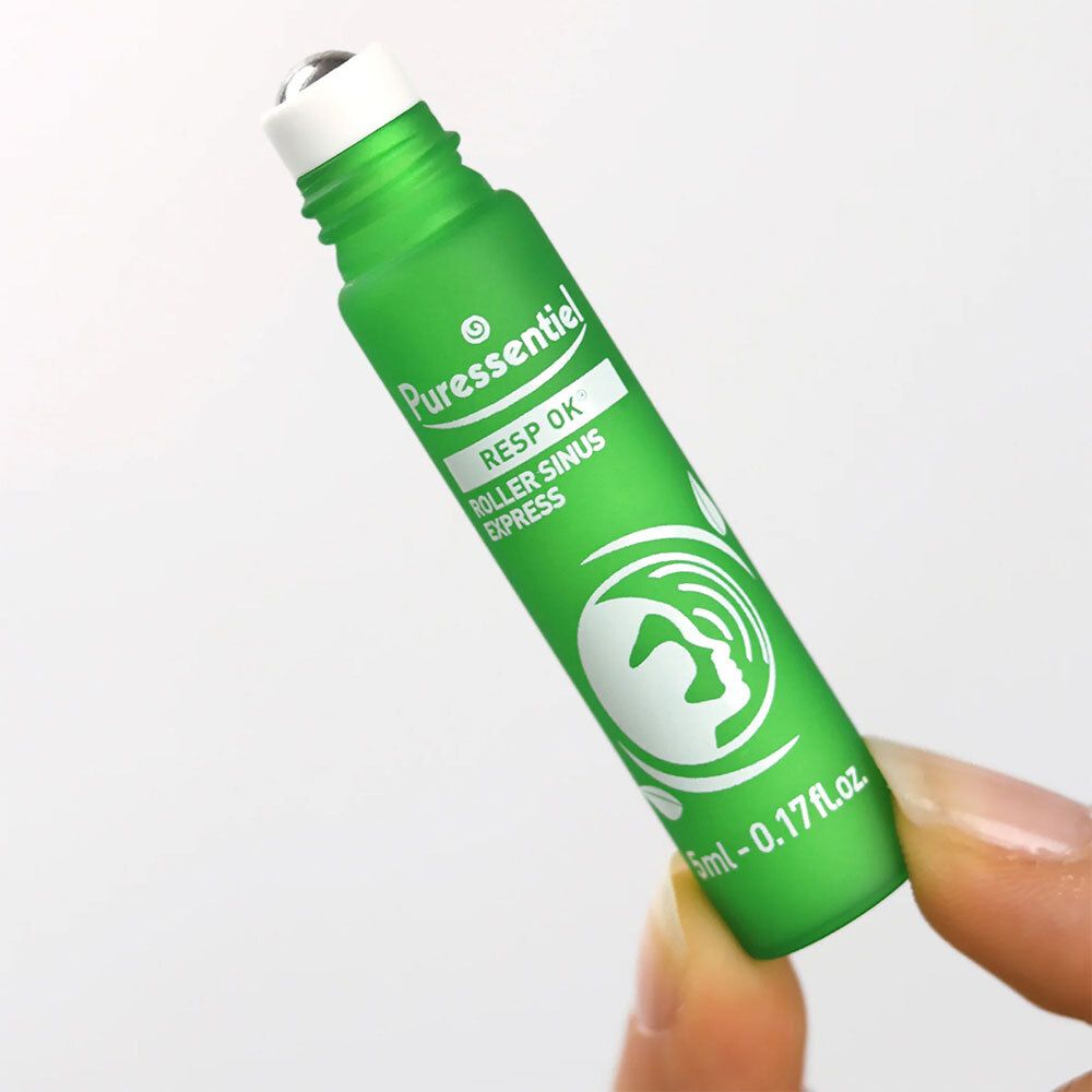 Flacon vert avec bouchon blanc. Inscription: RESP OK, Roller Sinus Express. 5 ml. Fond végétal.