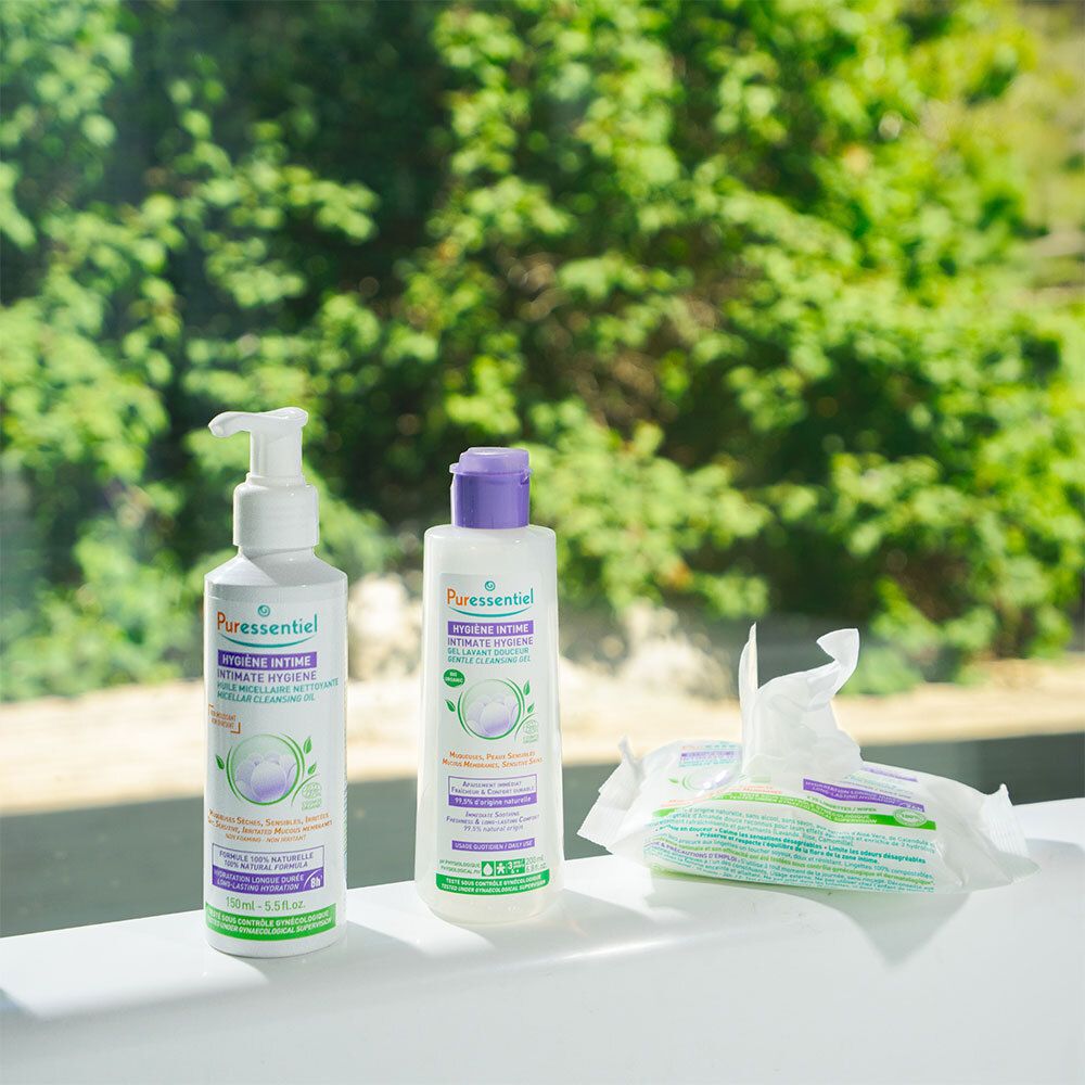Deux flacons et lingettes sur une surface. Inscription : Puressentiel, Hygiène Intime.