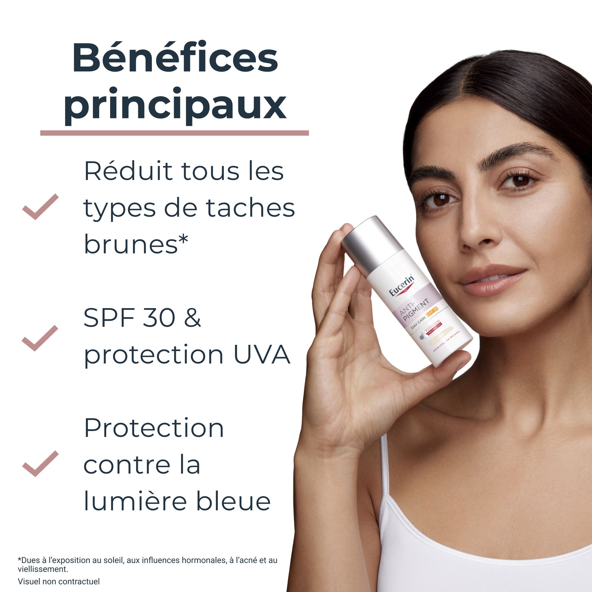 Femme tenant Eucerin Anti-Pigment Soin de Jour Teinté Light SPF 30. Texte: Réduit les taches brunes, SPF 30 & protection UVA.