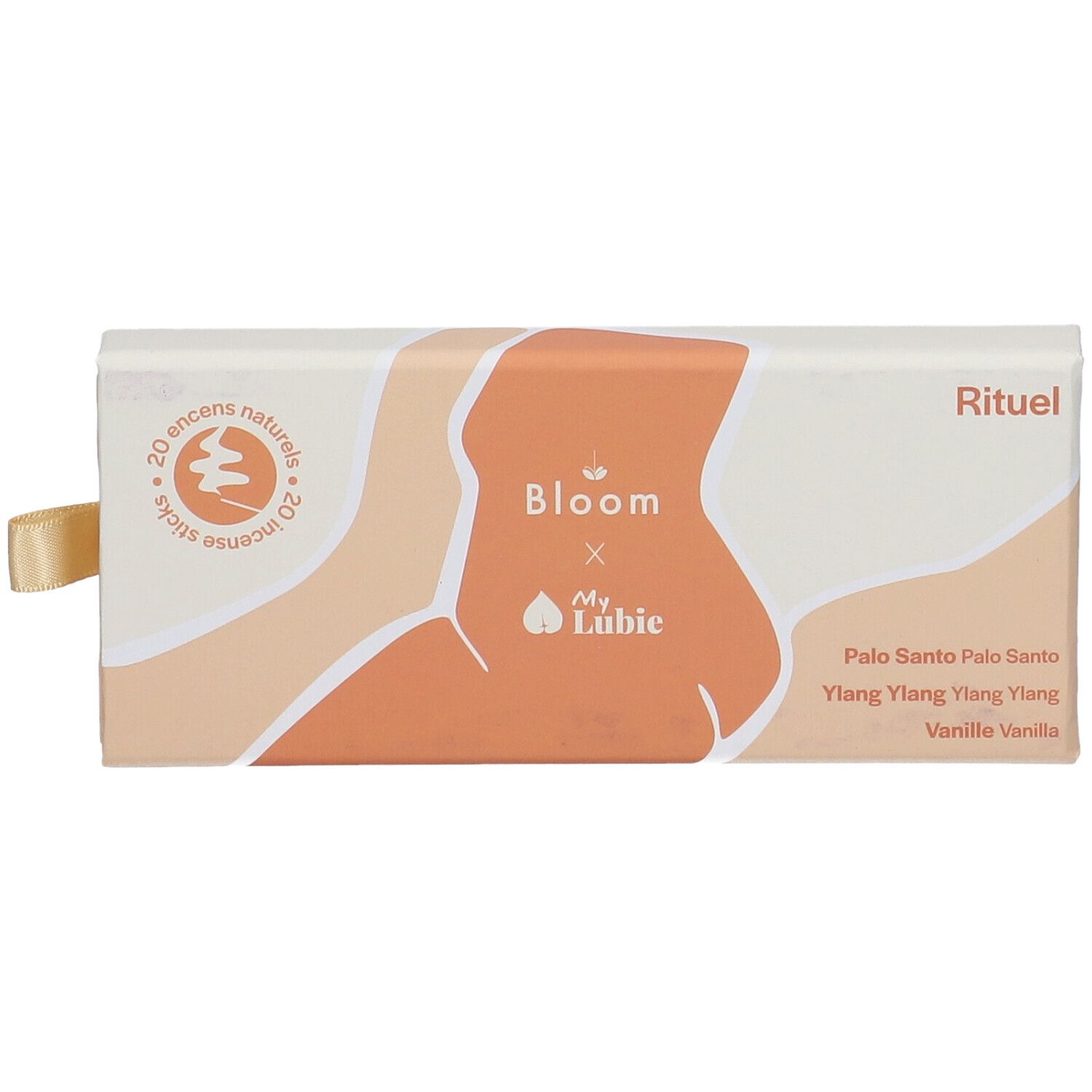 Kartonverpackung mit Aufdruck. Enthält 20 Räucherstäbchen. Aufschrift: Bloom x My Lubie, Ritual, Palo Santo, Ylang Ylang, Vanille. Mit Band.