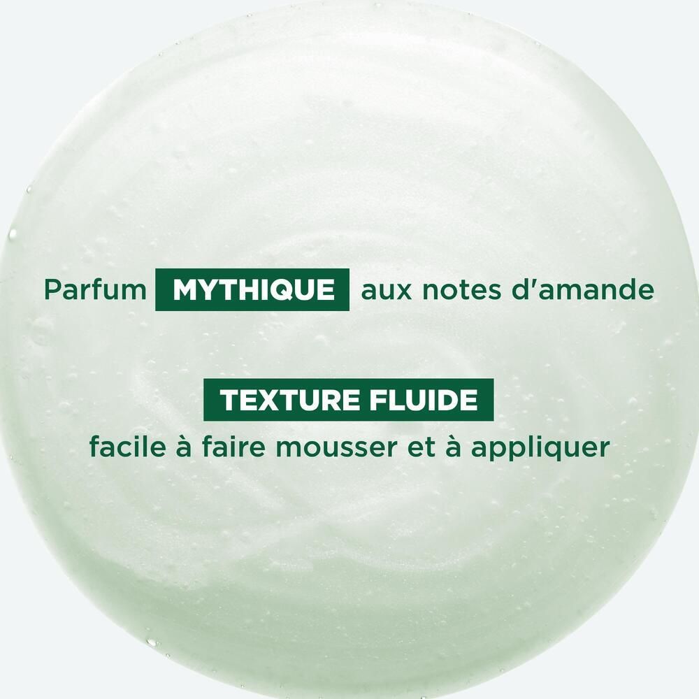 Gros plan d'un liquide vert moussant. Texte: Parfum Mythique aux notes d'amande, Texture fluide, facile à faire mousser et à appliquer.