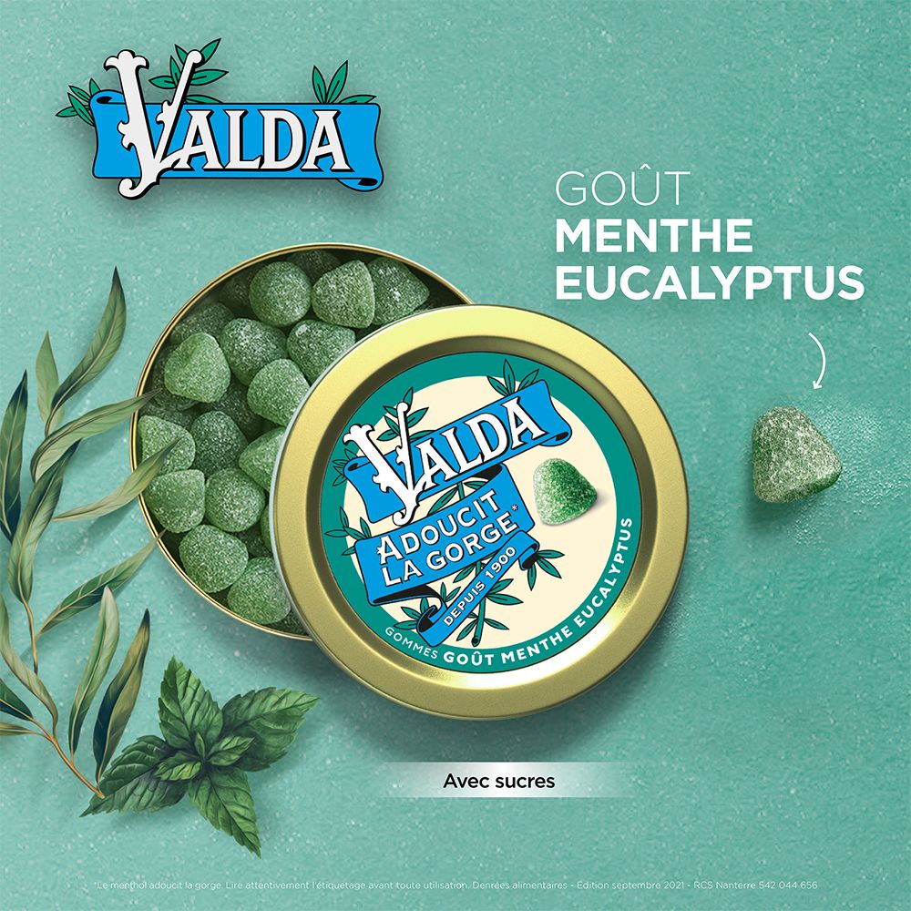 Boîte dorée avec bonbons verts. Sur la boîte, VALDA, puis « ADOUCIT LA GORGE » et « DEPUIS 1900 ». Bonbons à l'eucalyptus sont représentés.