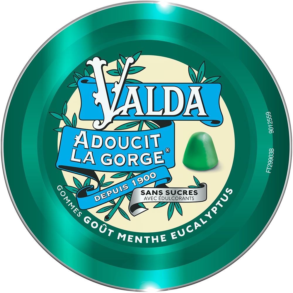 Vue de dessus d'une boîte verte. Inscription : Valda, Adoucit la Gorge, Depuis 1900, Sans Sucres, Goût Menthe Eucalyptus. Contient une pastille verte.