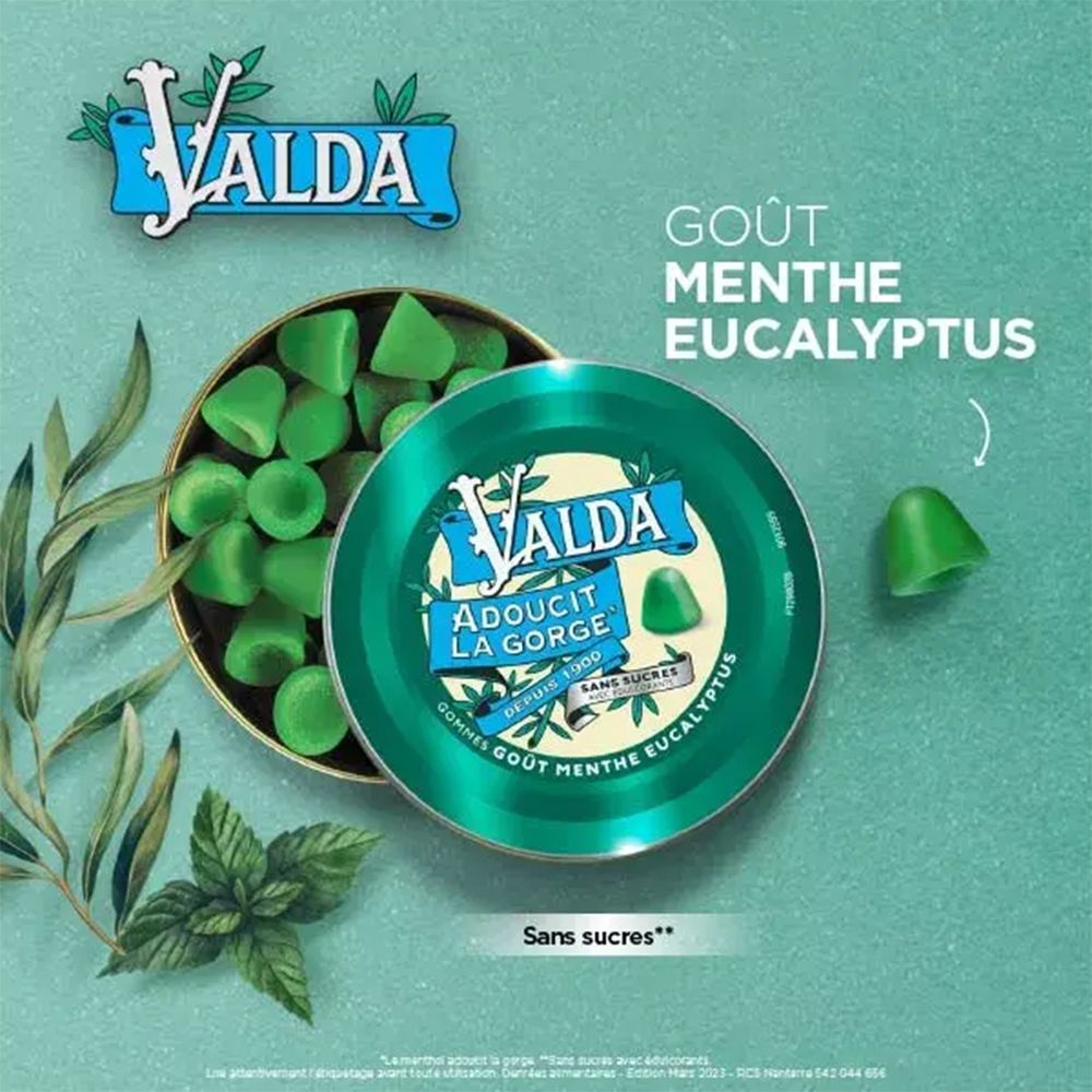 Boîte verte ouverte avec pastilles vertes. Inscription : Valda, Adoucit la Gorge, Depuis 1900, Sans Sucres, Goût Menthe Eucalyptus. Une pastille à côté.