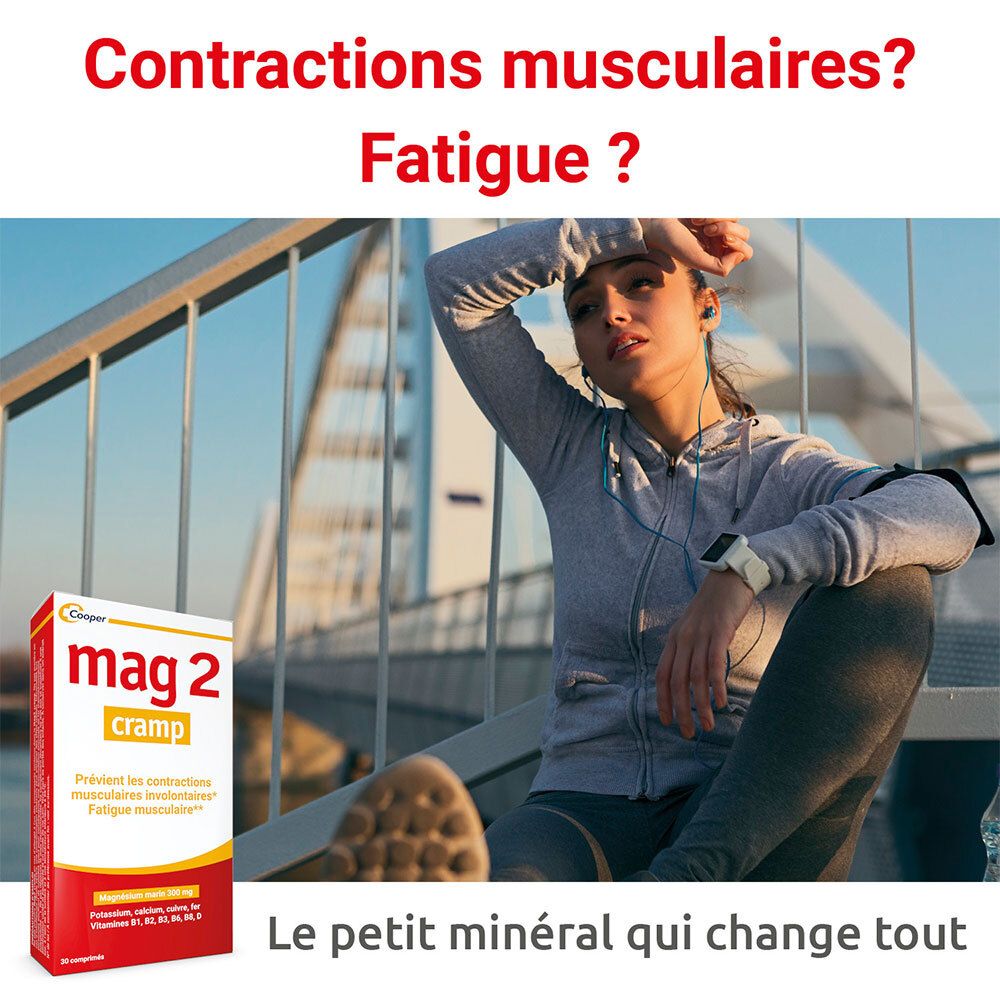 Femme avec écouteurs s'appuyant sur une rampe. Emballage mag 2 cramp dans l'image.
