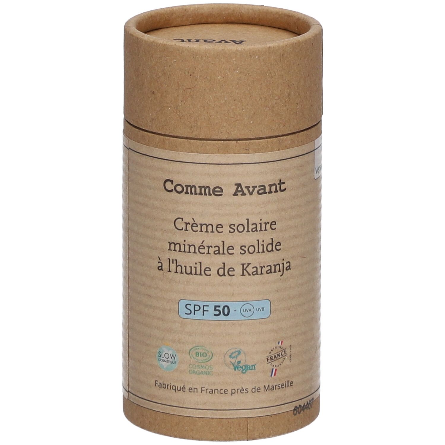 Cilindrische verpakking. Opschrift: Crème solaire minérale solide à l'huile de Karanja. SPF 50. Bio-certificering. Vegan-label.