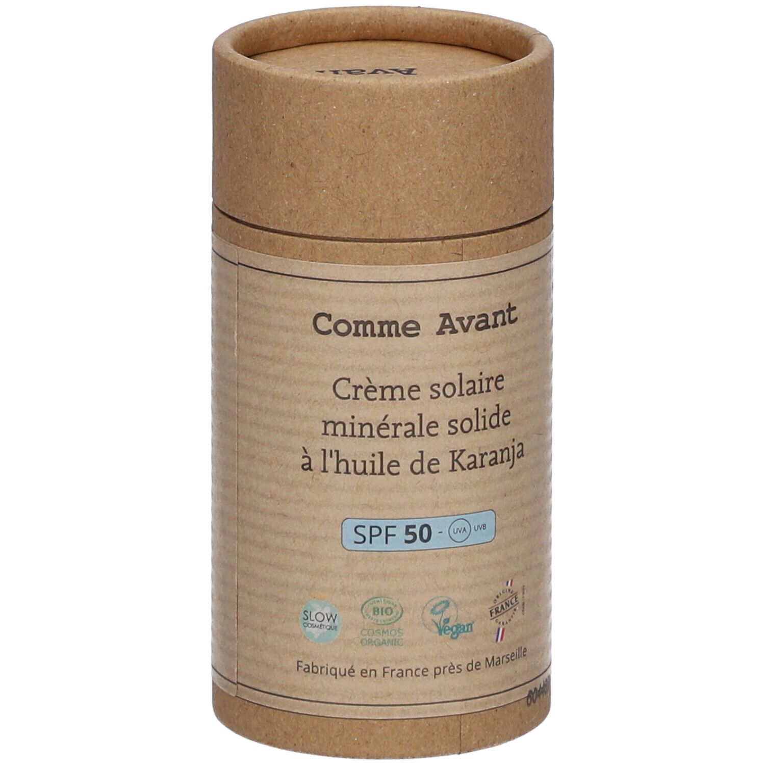 Cilindrische verpakking. Opschrift: Crème solaire minérale solide à l'huile de Karanja. SPF 50. Bio-certificering. Vegan-label.