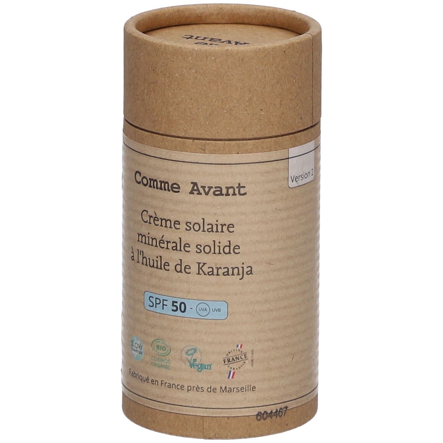 Cilindrische verpakking. Opschrift: Crème solaire minérale solide à l'huile de Karanja. SPF 50. Bio-certificering. Vegan-label.