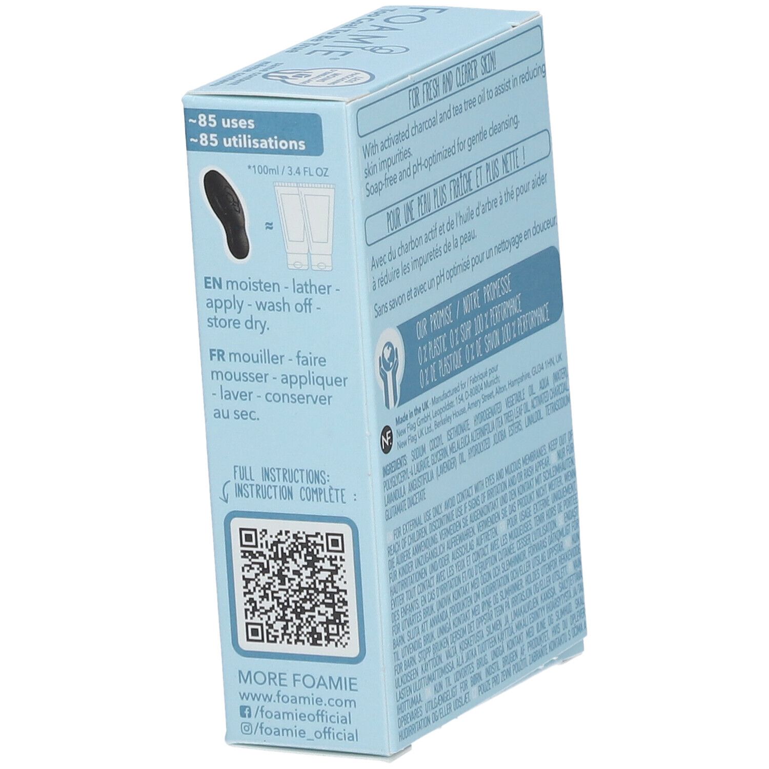 Achterkant FOAMIE verpakking. Instructies, QR code, fabrikantinfo. Lichtblauwe achtergrond. 100% plasticvrij.