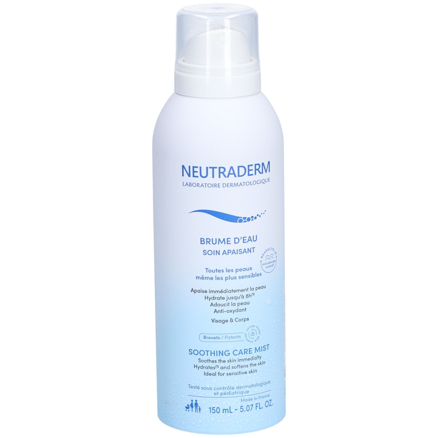 Weiße Sprühflasche mit Produktnamen und Text. Blaue Schrift und Grafik. Aufschrift: Brume d'Eau, Soin Apaisant, Soothing Care Mist.