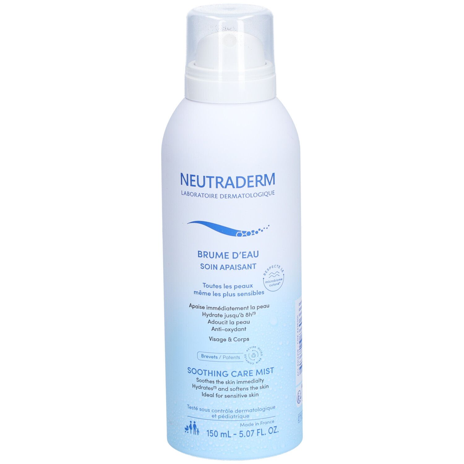 Weiße Sprühflasche mit Produktnamen und Text. Blaue Schrift und Grafik. Aufschrift: Brume d'Eau, Soin Apaisant, Soothing Care Mist.