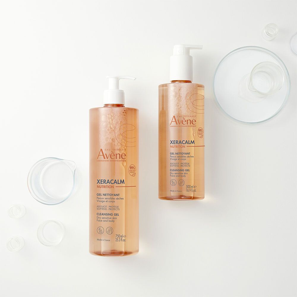 Deux flacons de gel nettoyant avec pompe doseuse. Logos Avène et XeraCalm Nutrition visibles. Sur fond blanc.