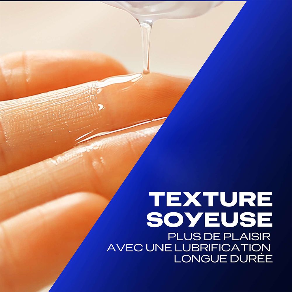Gros plan d'une main avec du gel. Texte : Texture soyeuse, plus de plaisir, lubrification longue durée.