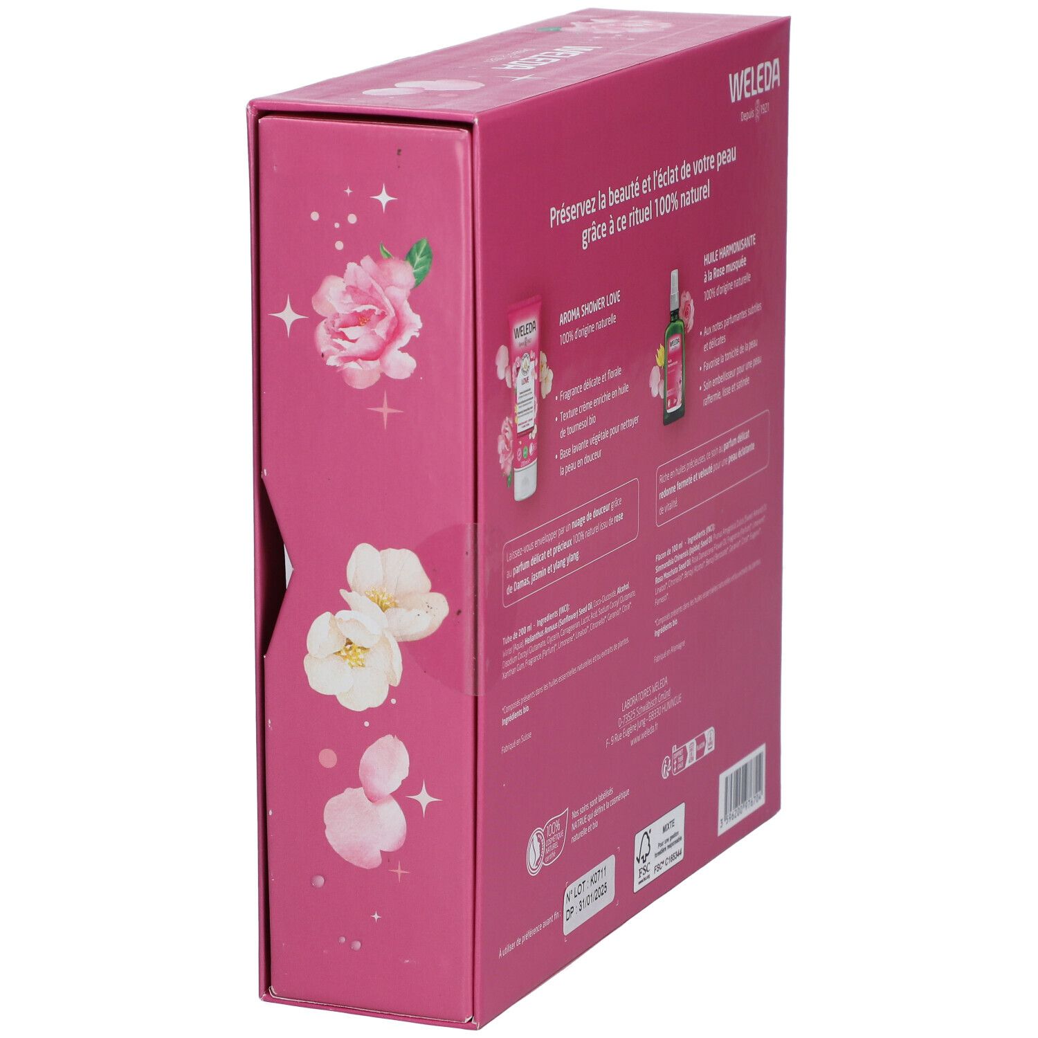 Coffret rose en biais avec texte et illustrations de produits. Inscriptions: WELEDA, COFFRET BEAUTÉ INTEMPORELLE.