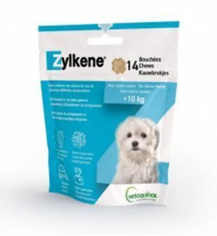 Sachet de Zylkene Chews. 14 bouchées. Pour chiens <10 kg. Photo d'un chien blanc.