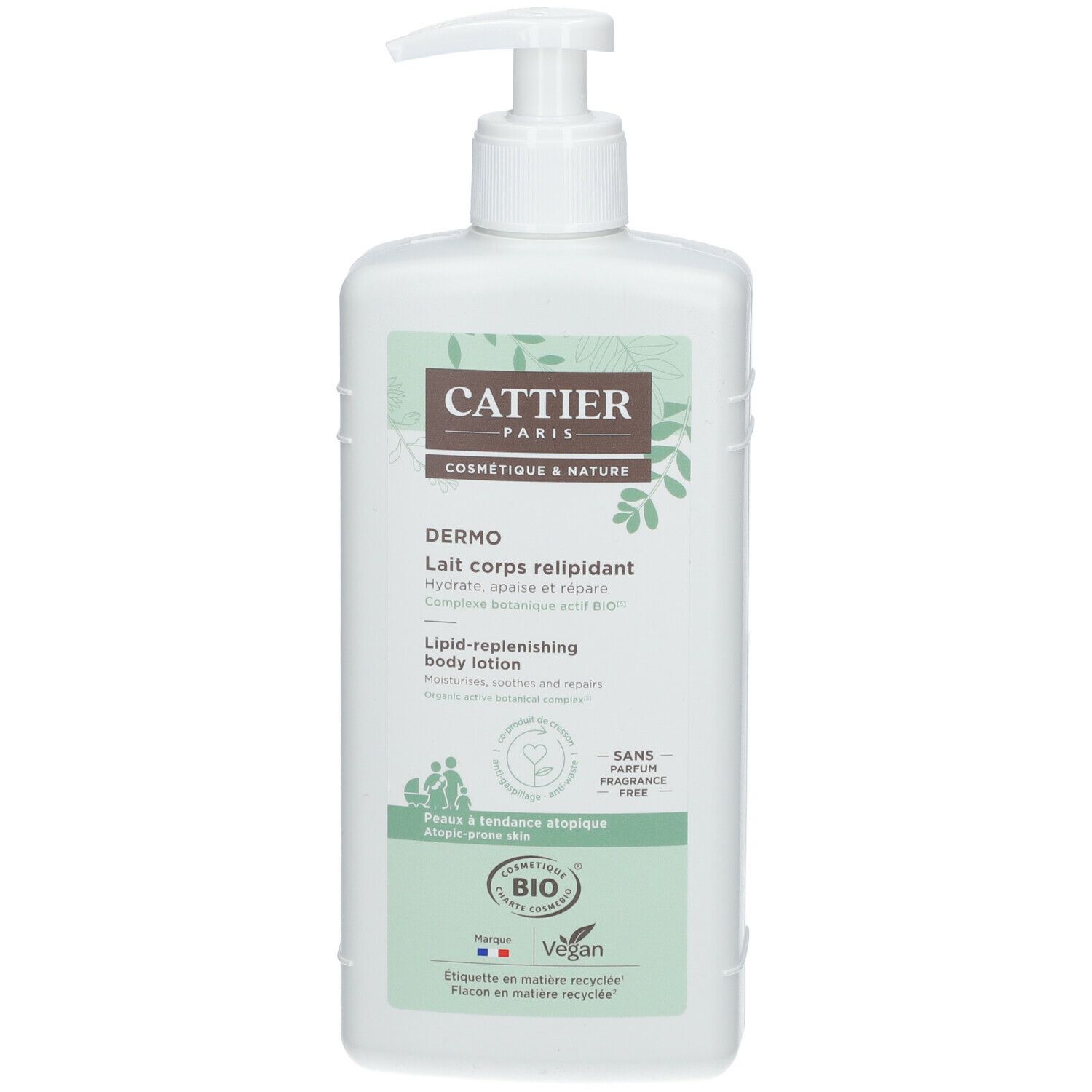 Witte fles met pomp. Opschrift CATTIER PARIS, DERMO, Lait corps relipidant. Bio- en Vegan-logo.