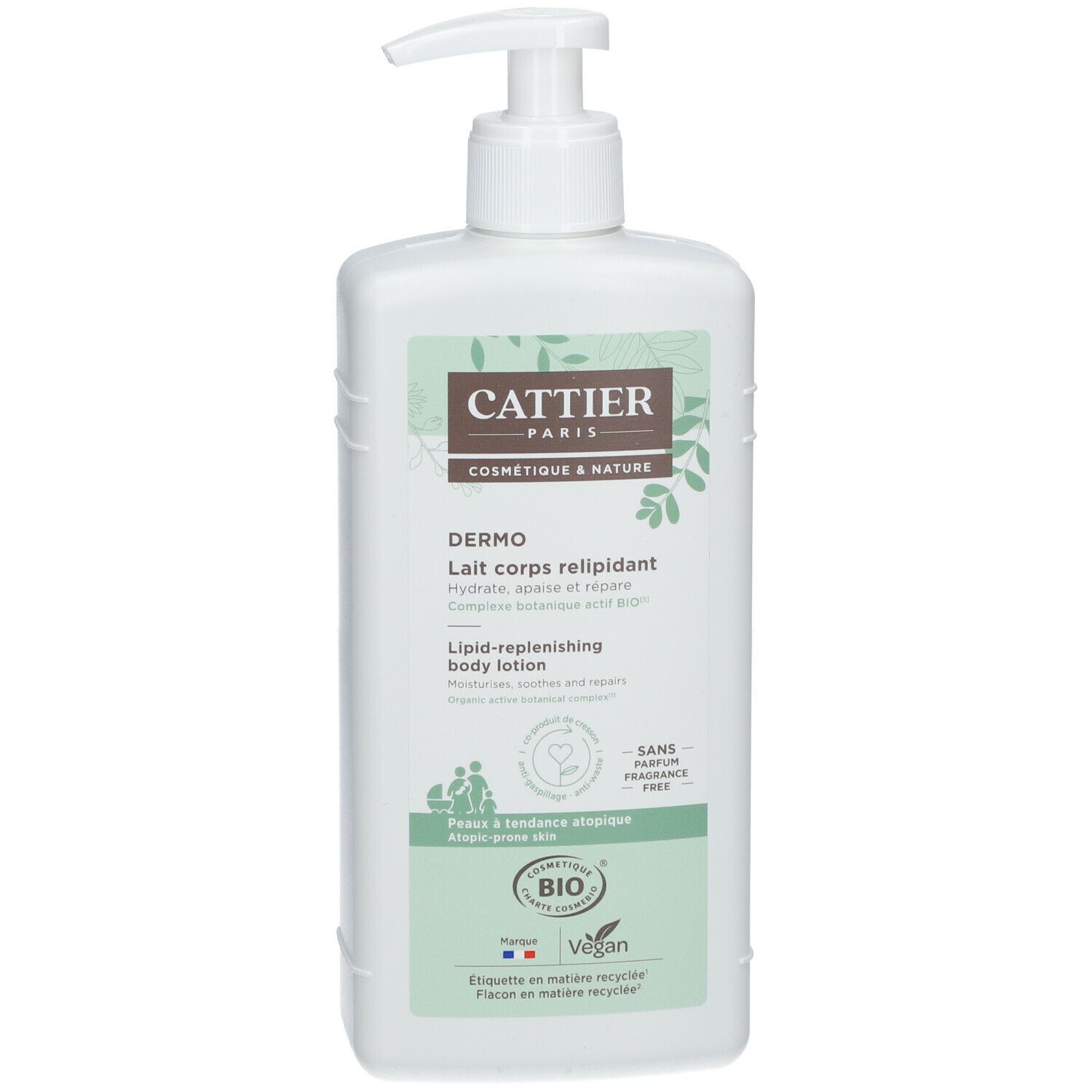 Witte fles met pomp. Opschrift CATTIER PARIS, DERMO, Lait corps relipidant. Bio- en Vegan-logo.