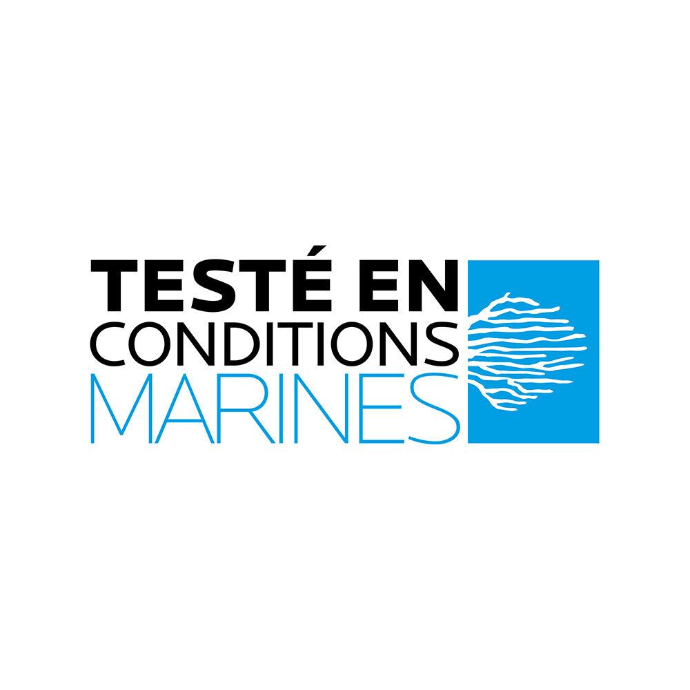 Logo: Testé en conditions marines. Texte noir sur fond blanc, carré bleu avec motif de vagues blanches.