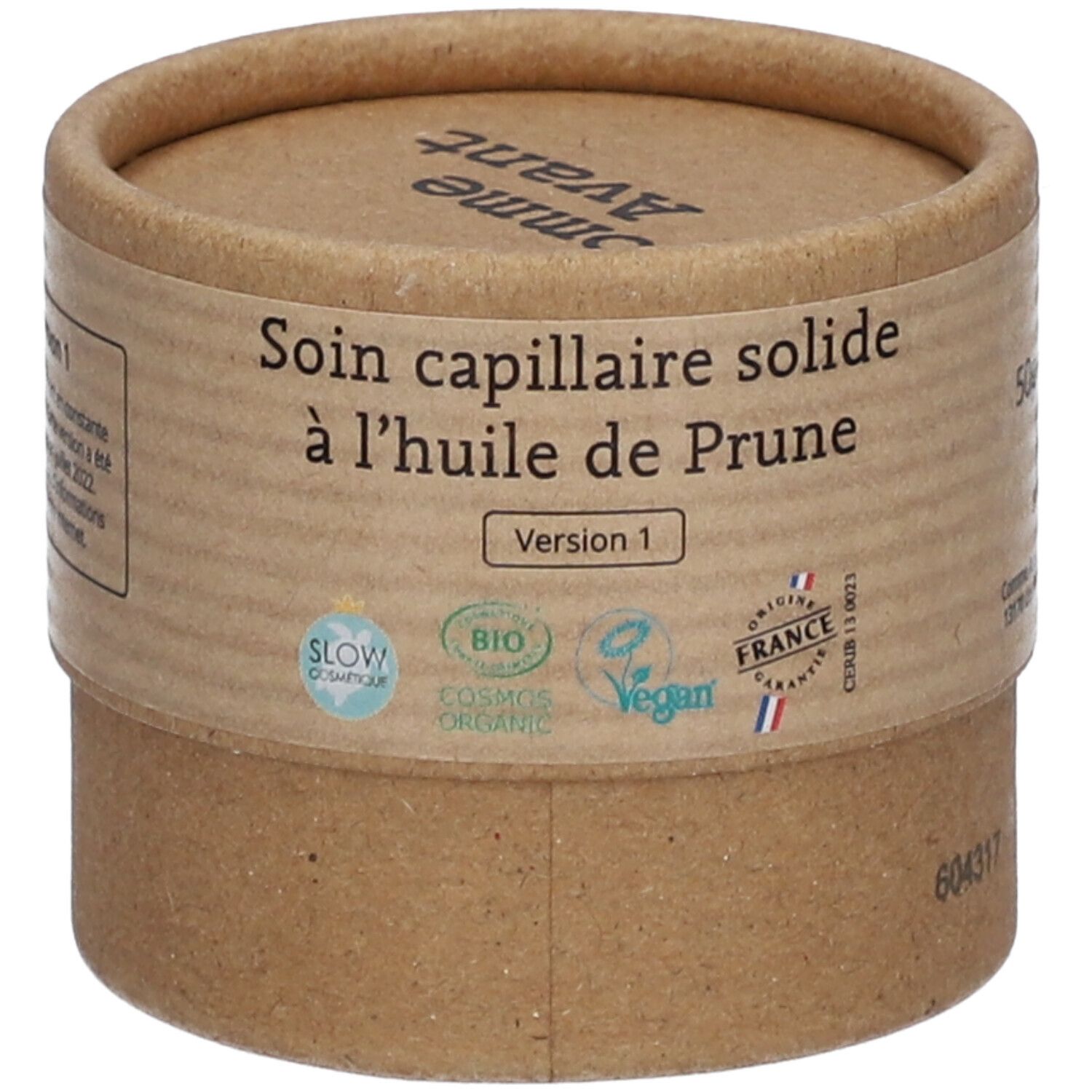 Zylindrische Pappverpackung. Aufschrift: Soin capillaire solide à l'huile de Prune. Bio, Vegan, Slow Cosmétique.