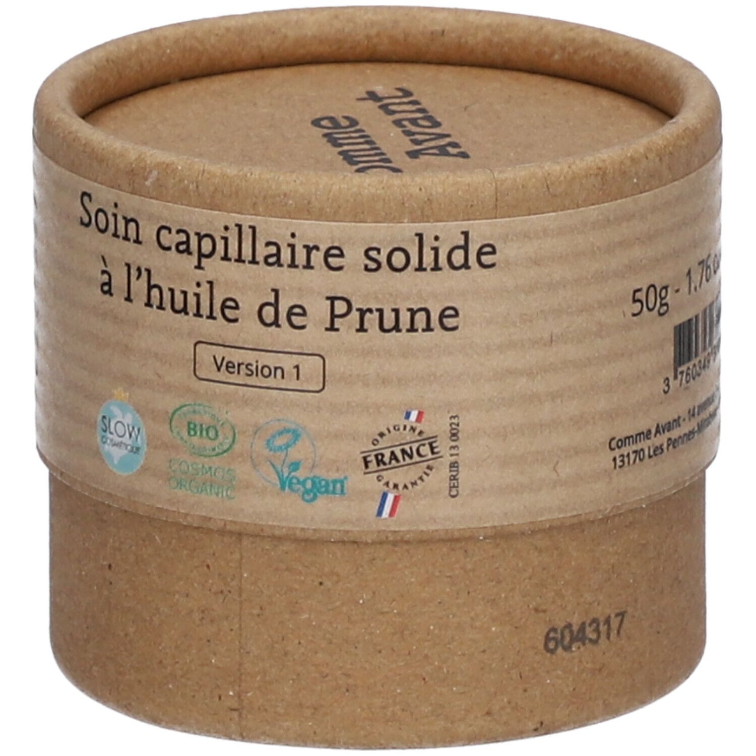 Zylindrische Pappverpackung. Aufschrift: Soin capillaire solide à l'huile de Prune. 50g - 1.76 oz. Bio, Vegan.
