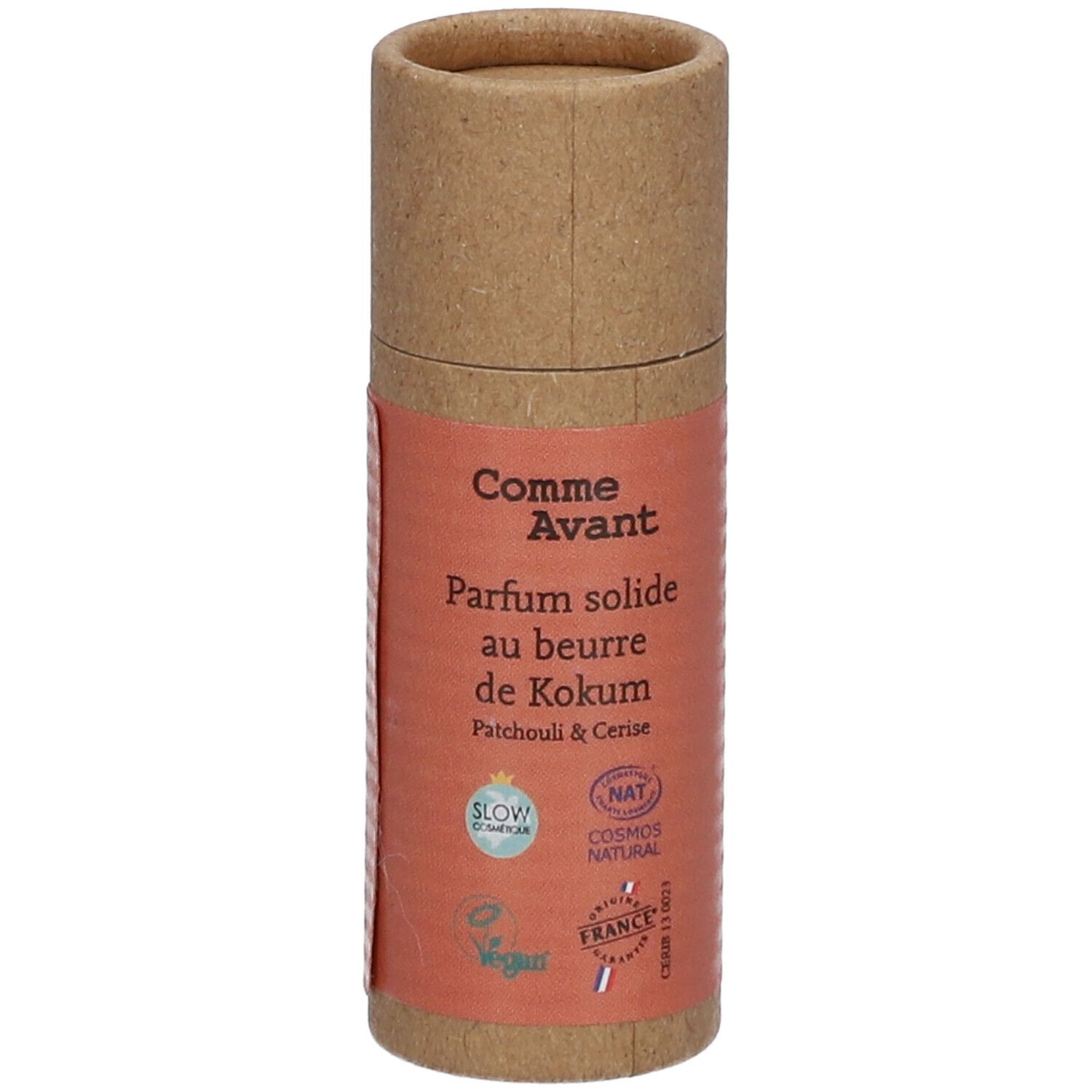 Emballage cylindrique avec étiquette. Inscription: Comme Avant, Parfum solide au beurre de Kokum, Patchouli & Cerise. Labels: Cosmos Natural, Vegan.