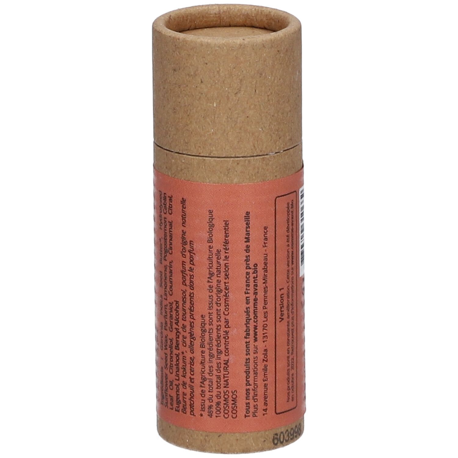 Emballage cylindrique avec étiquette. Texte: Ingrédients, fabriqué en France. Labels: Cosmos Natural. Adresse: Comme Avant.