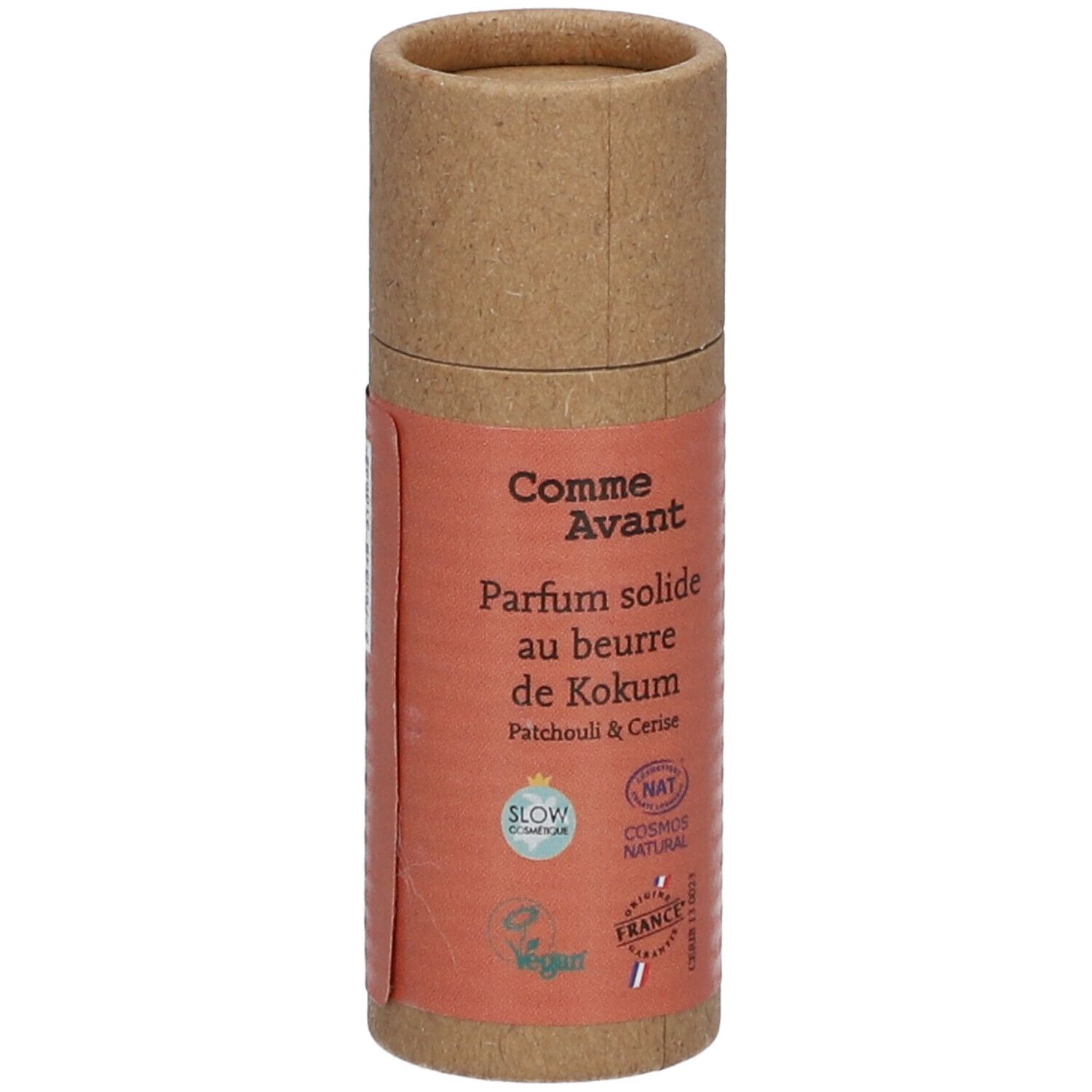 Emballage cylindrique avec étiquette. Inscription: Comme Avant, Parfum solide au beurre de Kokum, Patchouli & Cerise. Labels: Cosmos Natural, Vegan.