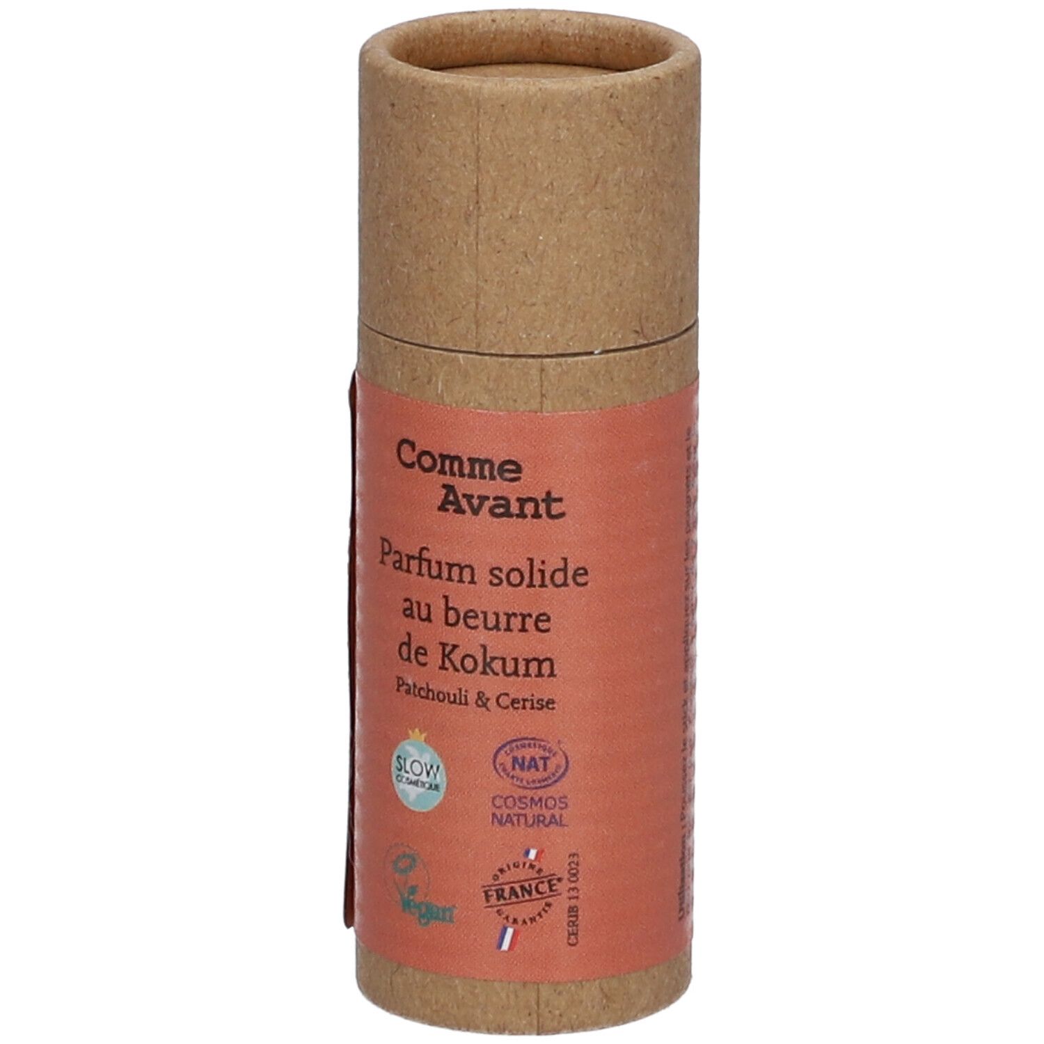 Emballage cylindrique avec étiquette. Inscription: Comme Avant, Parfum solide au beurre de Kokum, Patchouli & Cerise. Labels: Cosmos Natural, Vegan.