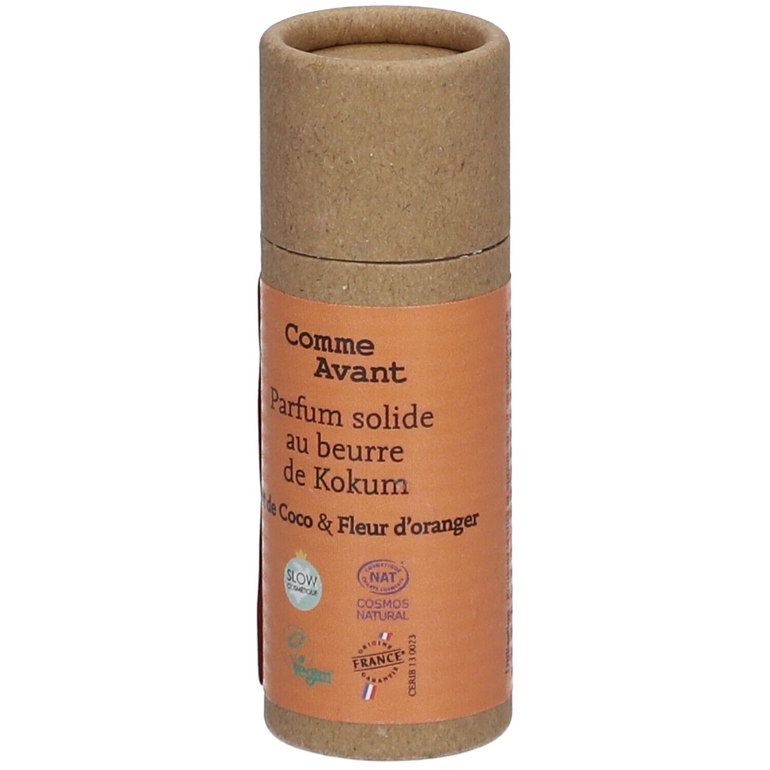 Zylindrische Verpackung mit Produktetikett. Aufschrift: Comme Avant, Parfum solide au beurre de Kokum, Lait de Coco & Fleur d'Oranger. Logos.