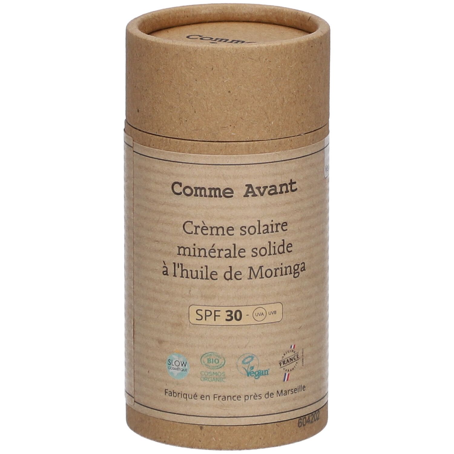 Zylindrische Verpackung. Aufschrift: Comme Avant, Crème solaire minérale solide à l'huile de Moringa, SPF 30. Mit Bio-Siegeln.