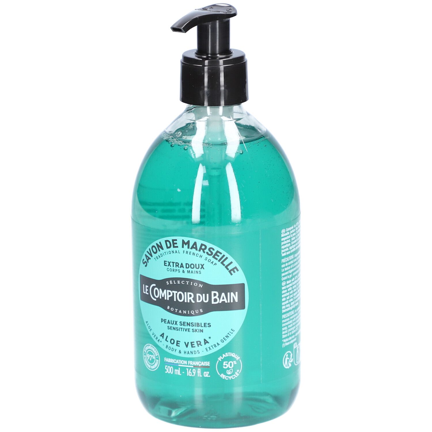 Flacon transparent avec liquide vert et pompe noire. Inscriptions : Savon de Marseille, Le Comptoir du Bain, Aloe Vera, peaux sensibles.