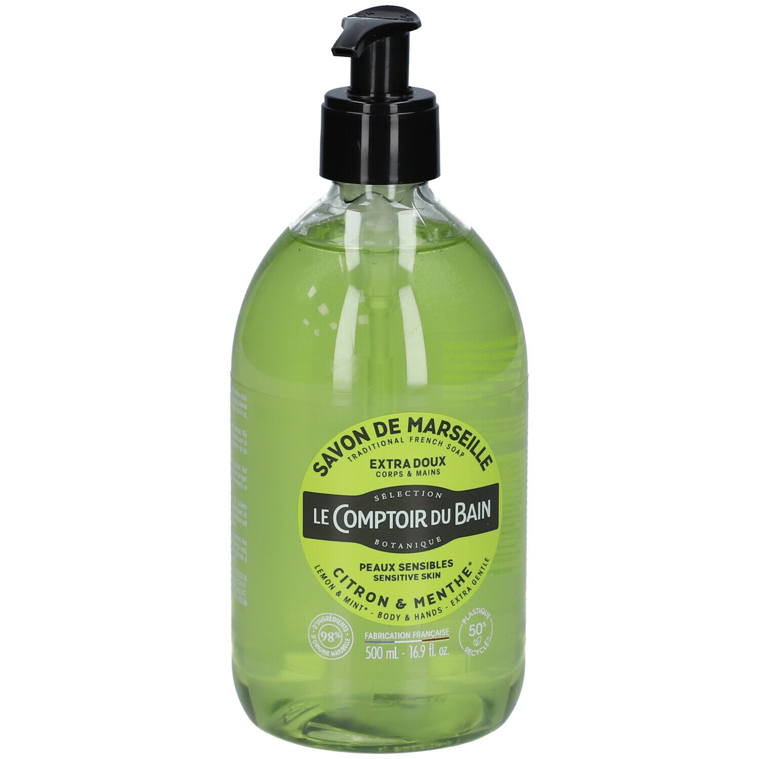 Groene vloeibare zeep in een transparante fles met zwarte pomp. Opschrift: Savon de Marseille, Le Comptoir du Bain. Citroen & munt.