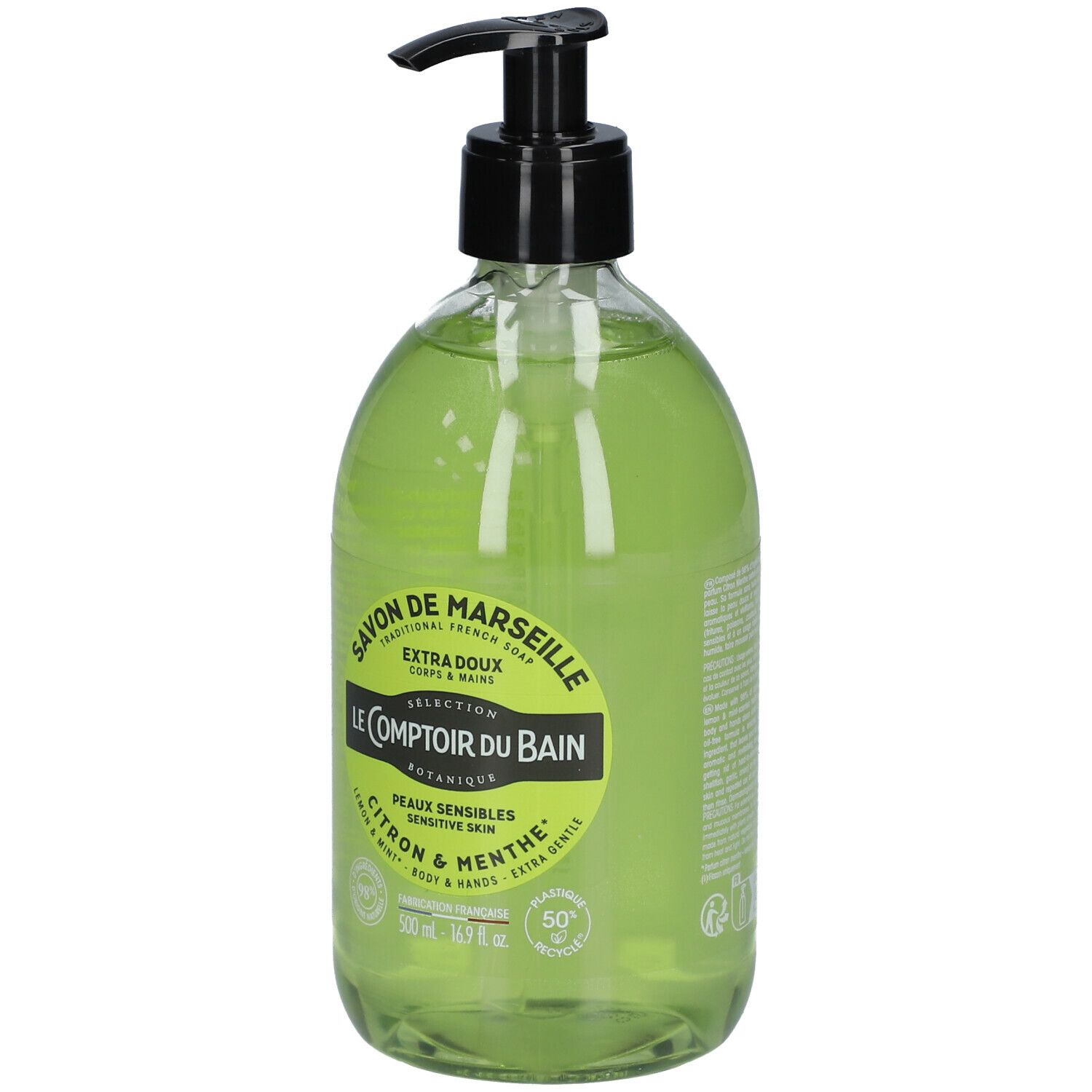 Groene vloeibare zeep in een transparante fles met zwarte pomp. Opschrift: Savon de Marseille, Le Comptoir du Bain. Citroen & munt.