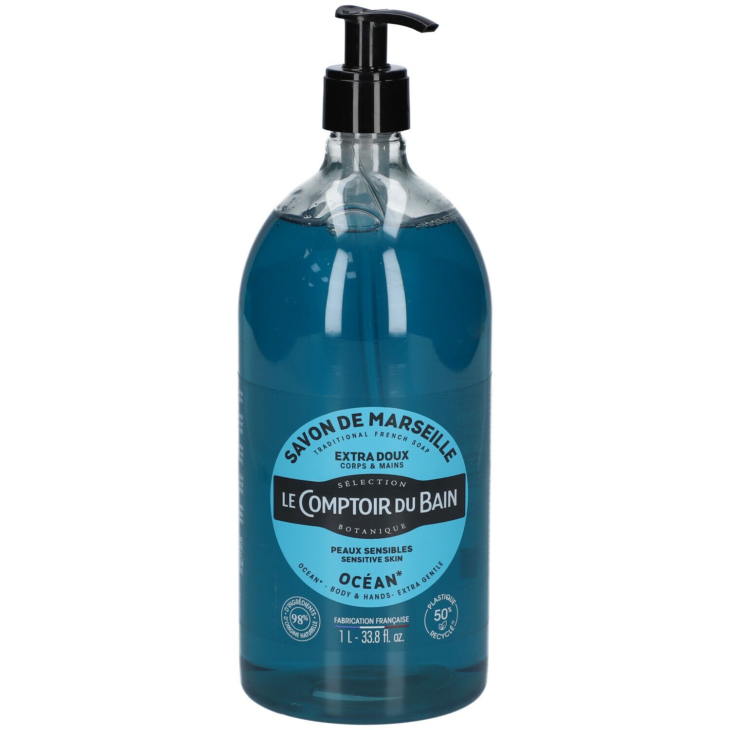Fles blauwe vloeibare zeep met zwarte pomp. Opschrift: Savon de Marseille, Le Comptoir du Bain, Océan. 1L.