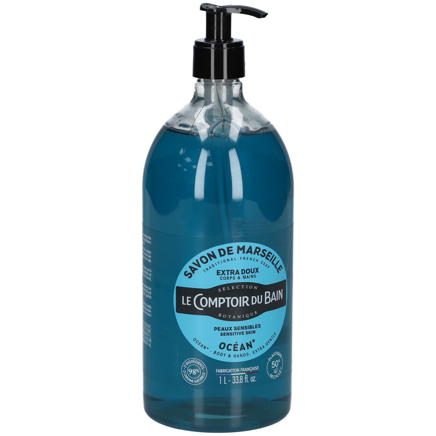 Fles blauwe vloeibare zeep met zwarte pomp. Opschrift: Savon de Marseille, Le Comptoir du Bain, Océan. 1L.