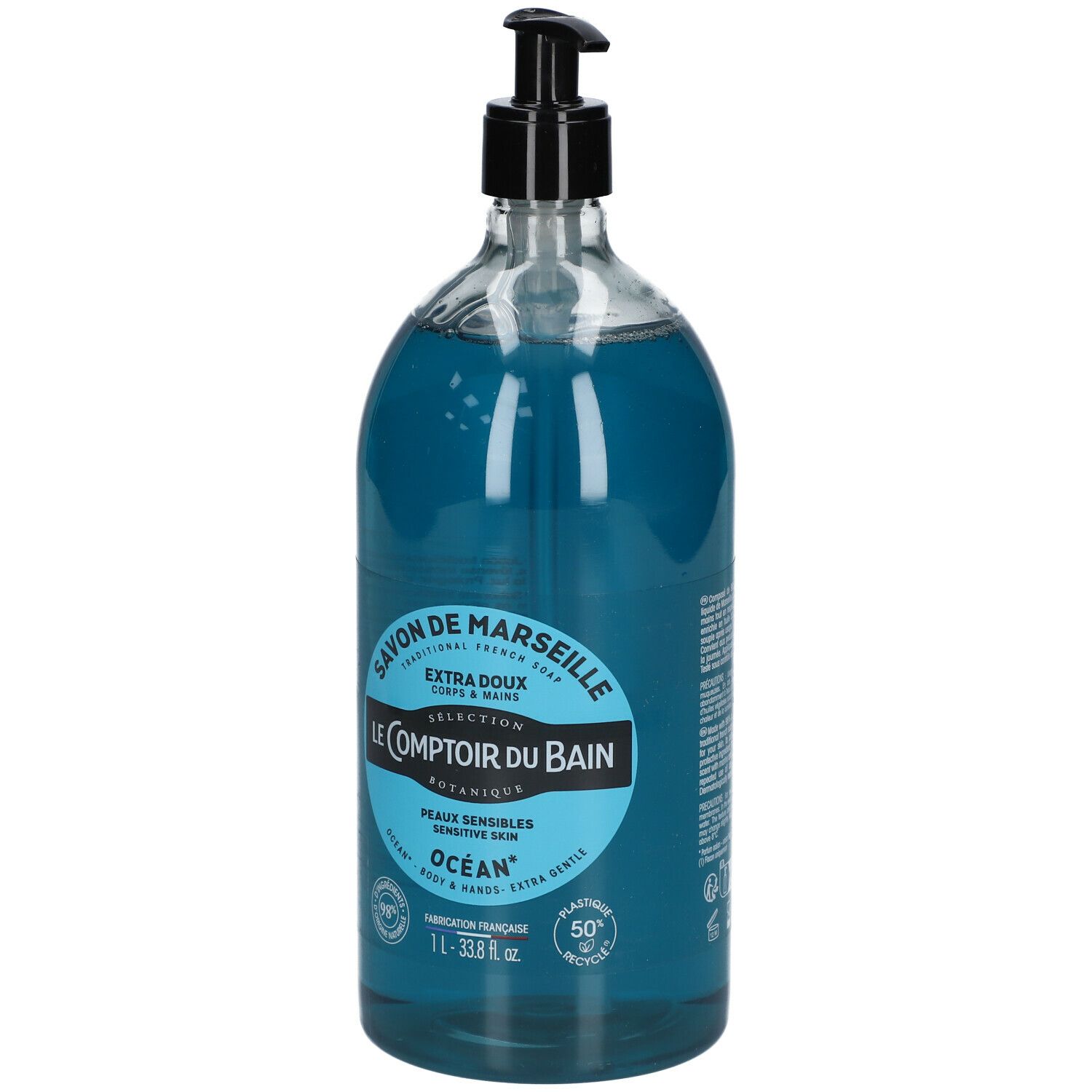 Fles blauwe vloeibare zeep met zwarte pomp. Opschrift: Savon de Marseille, Le Comptoir du Bain, Océan. 1L.