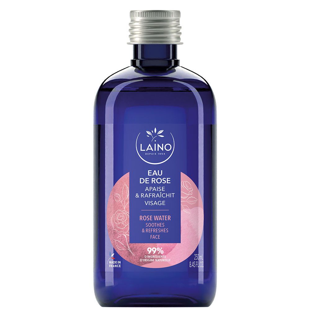 Blaue Flasche mit silbernem Deckel. Aufschrift: LAINO, Eau de Rose, beruhigt & erfrischt das Gesicht. 99% Inhaltsstoffe natürlichen Ursprungs.