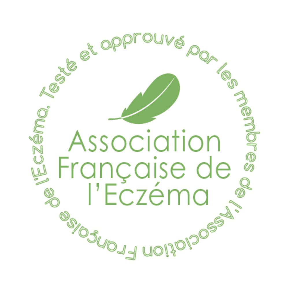 Logo rond avec plume verte. Texte: Association Française de l'Eczéma. Testé et approuvé par les membres de l'Association.