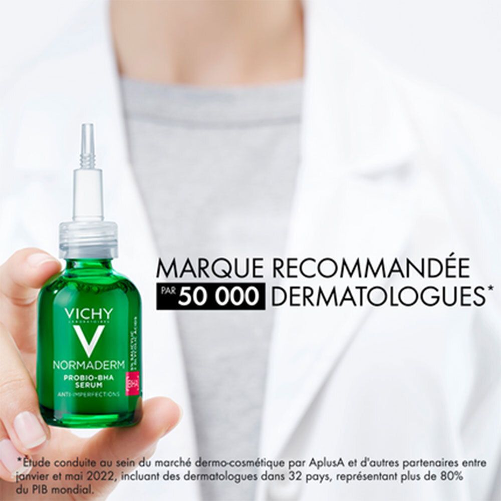 Personne tenant le sérum Vichy Normaderm. Texte : 'MARQUE RECOMMANDÉE PAR 50 000 DERMATOLOGUES'.