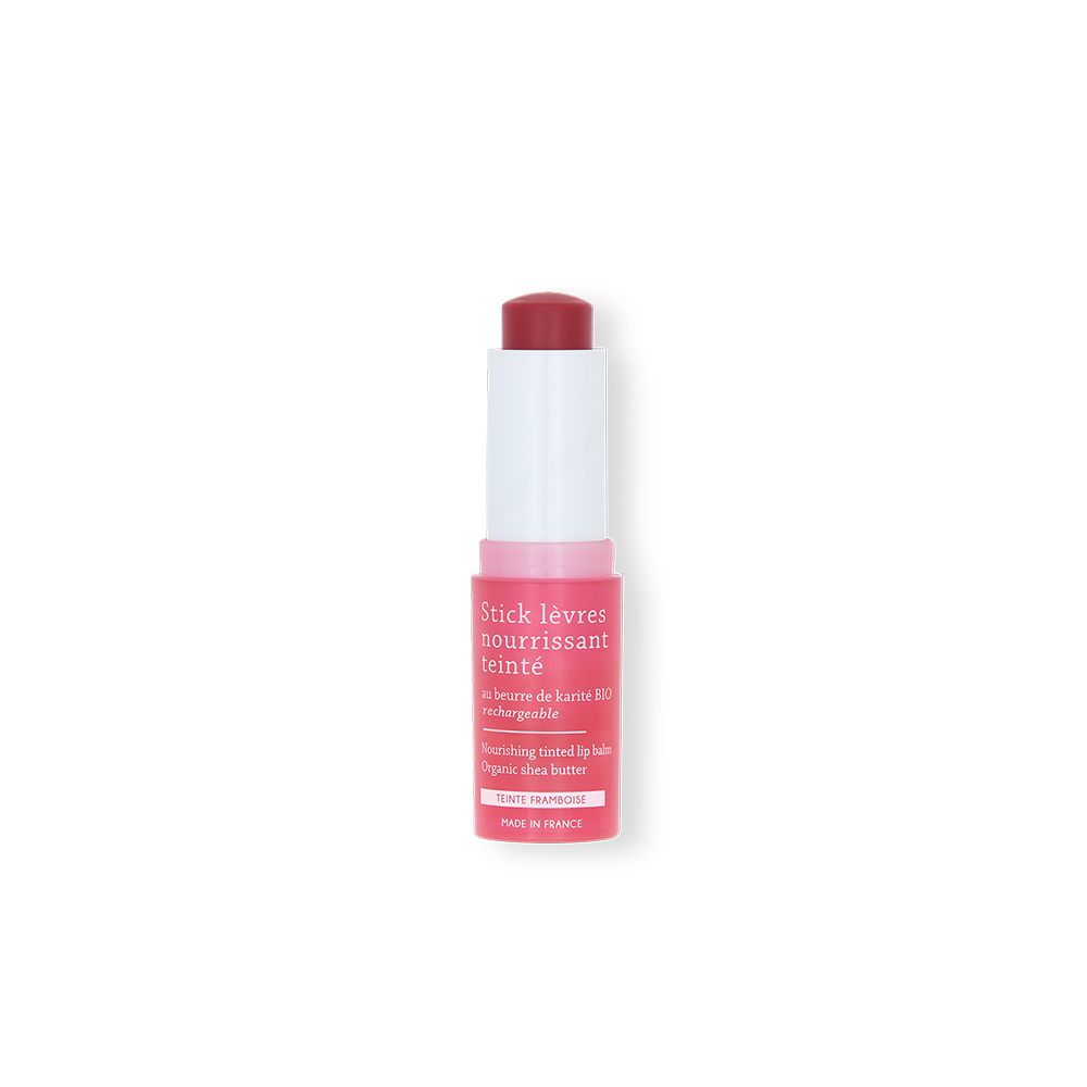 Stick à lèvres teinté sorti. Visible: étui rose, rouge à lèvres rouge, insert blanc.