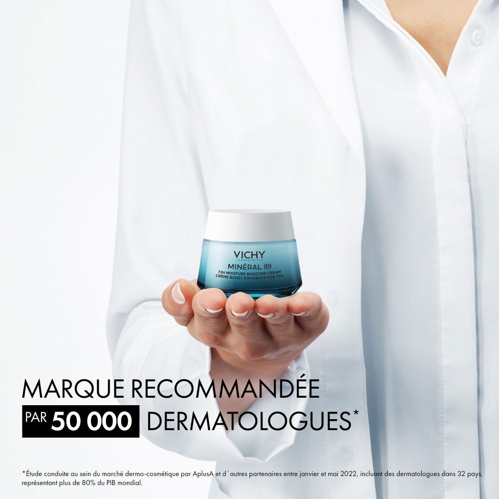 Une main tient une crème Vichy Minéral 89. Texte : Recommandé par 50 000 dermatologues.