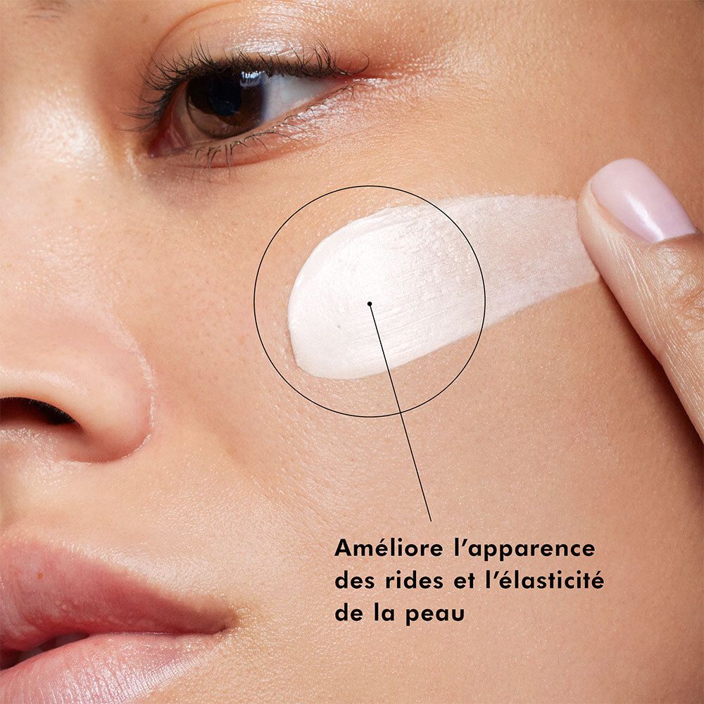 Crème appliquée sur le visage. Texte : Améliore l'apparence des rides et l'élasticité.