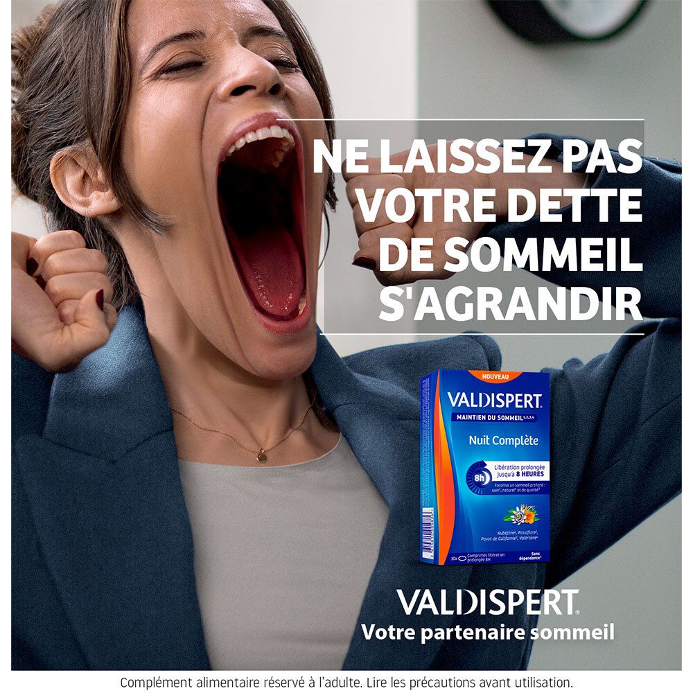 Publicité Valdispert Nuit Complète. Femme bâille. Boîte bleue en arrière-plan. Texte : 'Ne laissez pas votre dette de sommeil s'agrandir'.