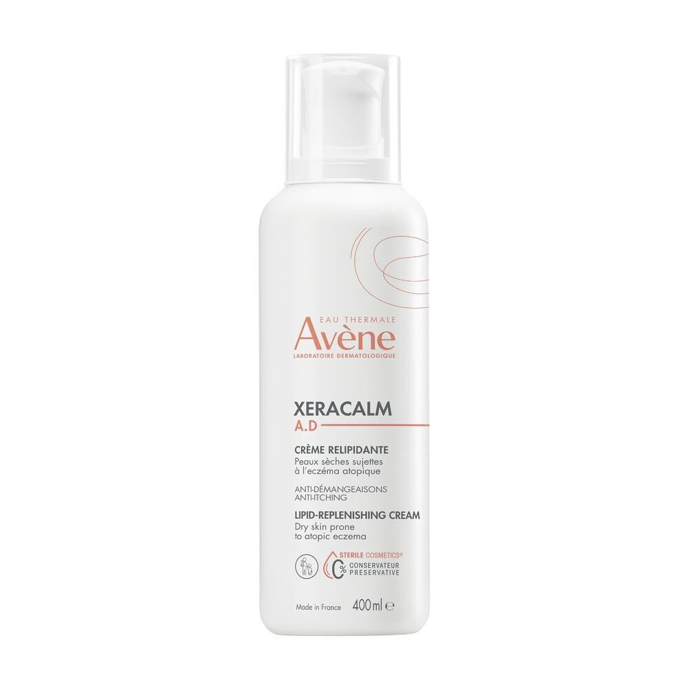 Flacon blanc Avene XeraCalm A.D. avec bouchon pompe. Nom du produit et logos visibles sur le devant.