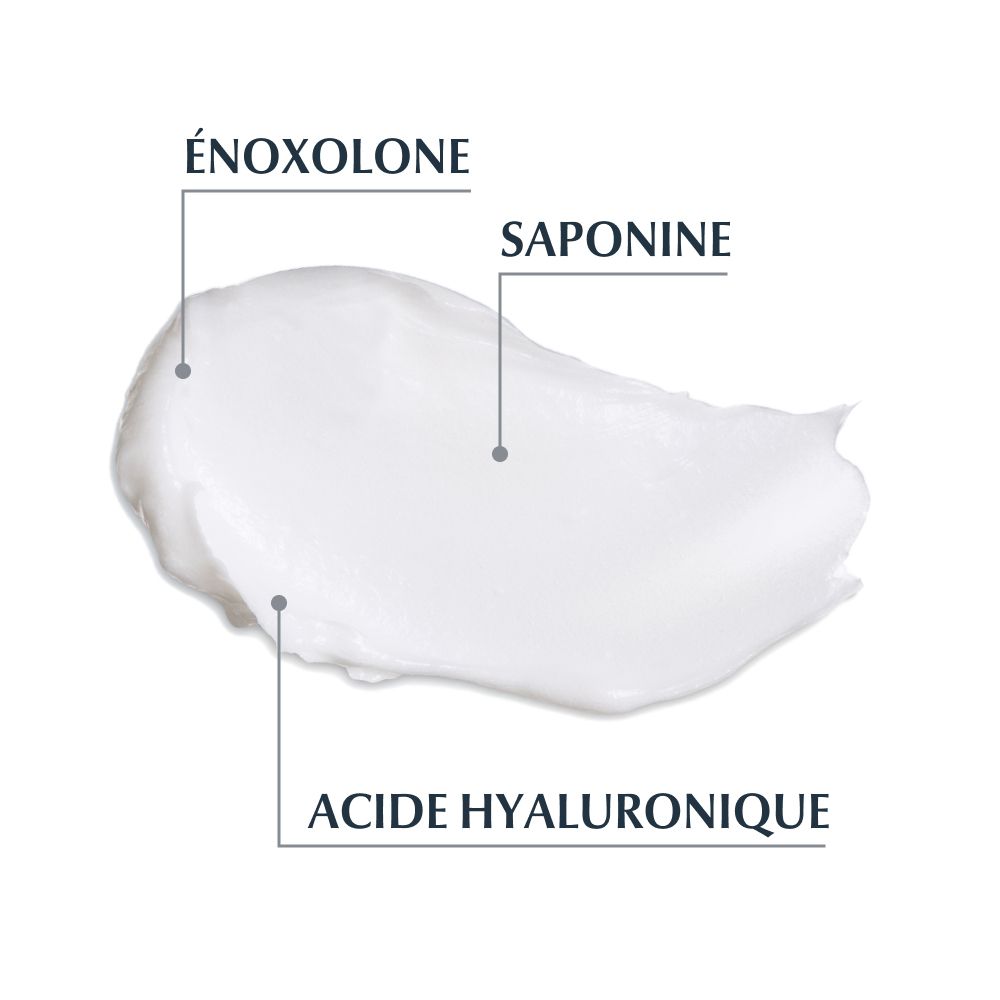 Nahaufnahme Creme. Beschriftung: Enoxolon, Saponin, Hyaluronsäure. Auf weißem Hintergrund.