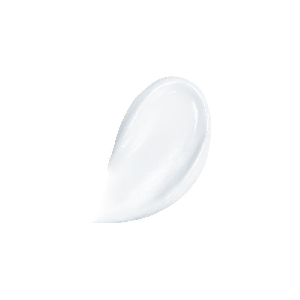 Éclaboussure de crème blanche sur fond blanc.