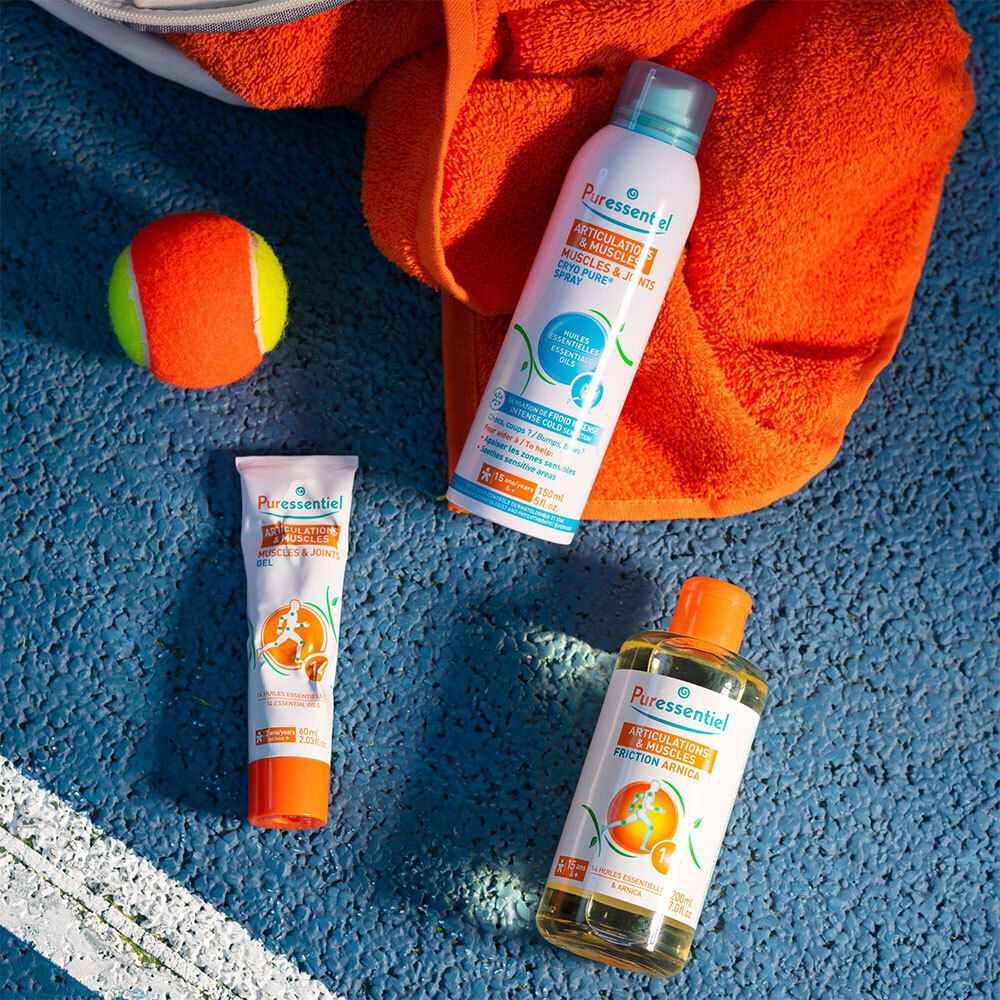 Drei Produkte auf blauem Untergrund. Produkte: Tube, Spray und Flasche. Aufschrift: Puressentiel. Sport-Thema.