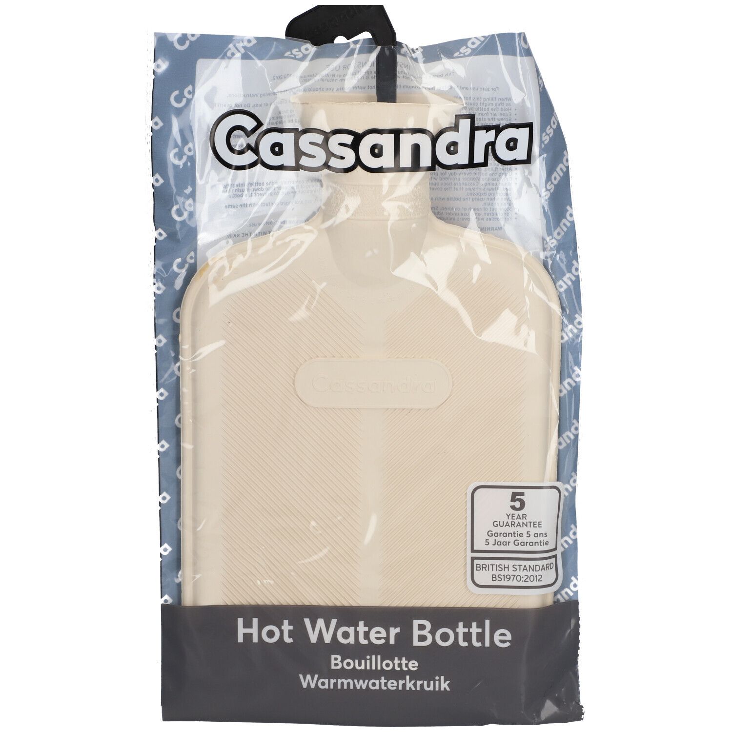Beige warmwaterkruik in plastic verpakking. Zwarte handgreep. Opschrift: Cassandra, 5 jaar garantie, British Standard.
