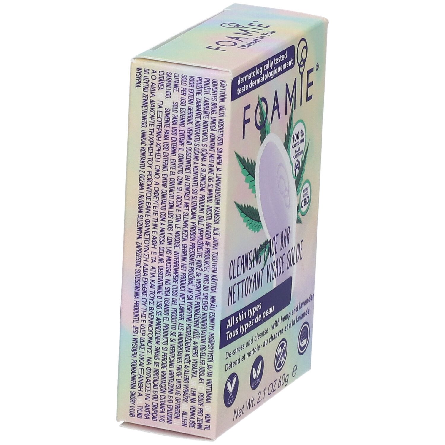 Schuine weergave van de verpakking van de gezichtsreiniger. Bevat CBD, hennep en lavendel. 100% plasticvrij.