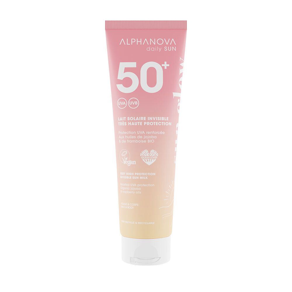 Rosa Tube mit weißem Verschluss. Aufschrift: Alphanova, 50+, Lait Solaire Invisible. Vegan-Logo.